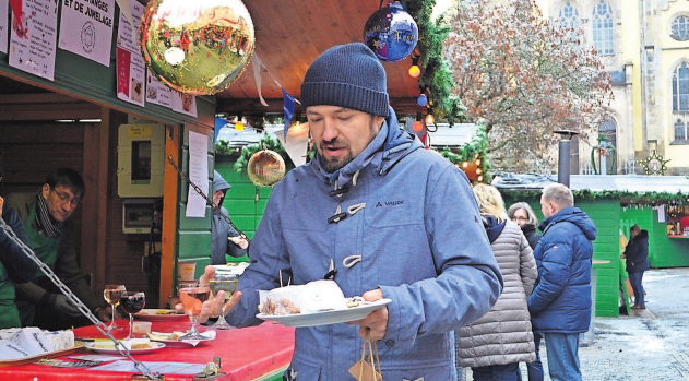 Zum 2. Advent sind auf dem Weihnachtsmarkt Spezialitäten aus der Partnerstadt Beaucouzé zu haben. Zum 2. Advent sind auf dem Weihnachtsmarkt Spezialitäten aus der Partnerstadt Beaucouzé zu haben.