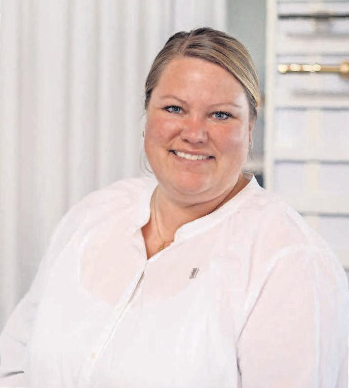 Katrin Tyschper ist Geschäftsleiterin der SEIDEL Innendekoration GmbH. Katrin Tyschper ist Geschäftsleiterin der SEIDEL Innendekoration GmbH.