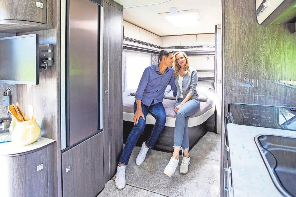 Zu ihrem 50. Jubiläum präsentierte die Marke Fendt als Weltpremiere ihre neue Diamant-Baureihe. Der Luxus-Wohnwagen Diamant 560 SF glänzt untern anderen mit Echtlederausstattung, der Panoramadachhaube „Skylight“ oder der iNet Box für die Steuerung der Heizung. FOTO: MESSE DÜSSELDORF, CONSTANZE TILLMANN Zu ihrem 50. Jubiläum präsentierte die Marke Fendt als Weltpremiere ihre neue Diamant-Baureihe. Der Luxus-Wohnwagen Diamant 560 SF glänzt untern anderen mit Echtlederausstattung, der Panoramadachhaube „Skylight“ oder der iNet Box für die Steuerung der Heizung. FOTO: MESSE DÜSSELDORF, CONSTANZE TILLMANN