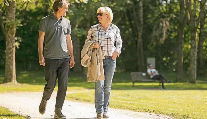 In vielen Fällen können maßgefertigte orthopädische Einlagen in den Schuhen die Schmerzen beim Laufen mindern. Bild: djd/Florett - Varomed