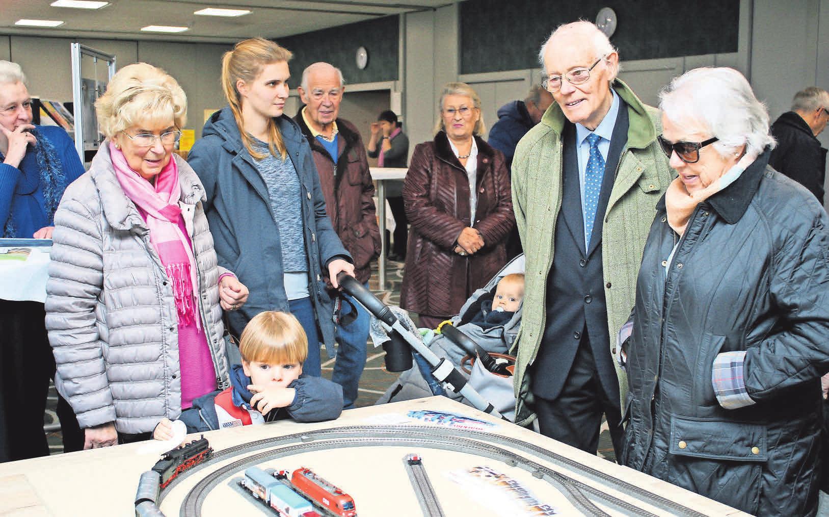 Die Modelleisenbahn fand regen Zuspruch bei den Besuchern. Foto: Lars Siegmund Die Modelleisenbahn fand regen Zuspruch bei den Besuchern. Foto: Lars Siegmund