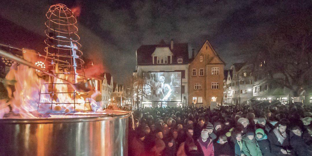 Für viele Tübinger gehört sie zur Vorweihnachtszeit wie der Adventskranz: die Open-Air-Vorführung des Kultfilms „Die Feuerzangenbowle“ auf dem Haagtorplatz zum Auftakt des Tübinger Weihnachtsmarkts. Am Freitag, 13. Dezember, um 19 Uhr ist es wieder soweit. Archivbild: Ulrich Metz Für viele Tübinger gehört sie zur Vorweihnachtszeit wie der Adventskranz: die Open-Air-Vorführung des Kultfilms „Die Feuerzangenbowle“ auf dem Haagtorplatz zum Auftakt des Tübinger Weihnachtsmarkts. Am Freitag, 13. Dezember, um 19 Uhr ist es wieder soweit. Archivbild: Ulrich Metz