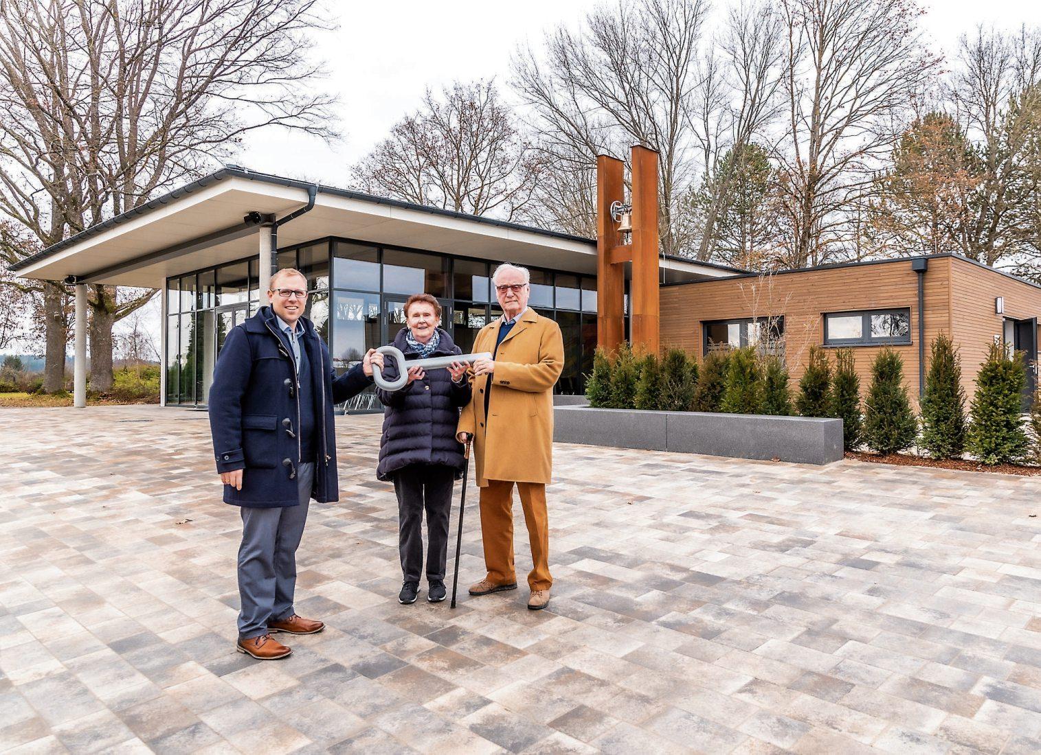 Das Ehepaar Irene und Pius Brändle bei der symbolischen Schlüsselübergabe an Empfingens Bürgermeister Ferdinand Truffner. Bilder: Gemeinde Empfingen