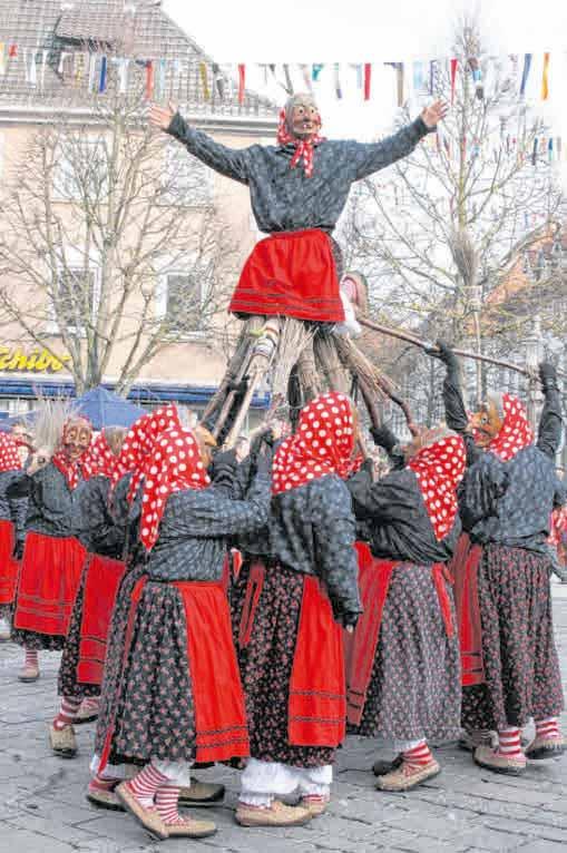 Die Hexen der Narrenzunft Wurmlingen als närrische Pyramidenerbauer. FOTO: THOMAS STEPPACHER Die Hexen der Narrenzunft Wurmlingen als närrische Pyramidenerbauer. FOTO: THOMAS STEPPACHER
