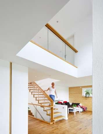 Die Treppe wirkt durch ihre freitragende Konstruktion schwerelos. FOTOS: TREPPENMEISTER Die Treppe wirkt durch ihre freitragende Konstruktion schwerelos. FOTOS: TREPPENMEISTER