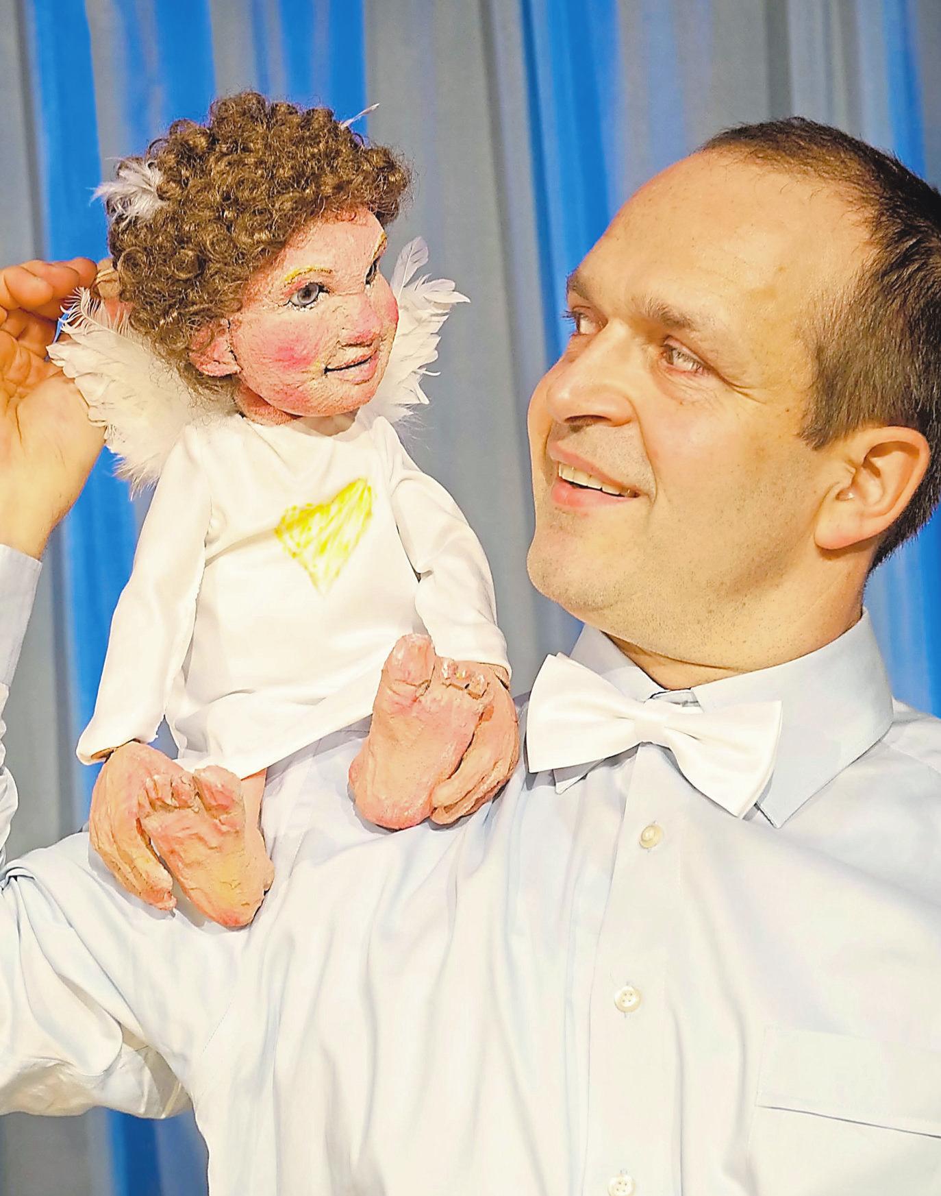 Das Stück „Engel Max – Vom Engel, der immer zu spät kam“ wird von der Theatergruppe „Compania t“ präsentiert. Foto: Marianne Menke Das Stück „Engel Max – Vom Engel, der immer zu spät kam“ wird von der Theatergruppe „Compania t“ präsentiert. Foto: Marianne Menke