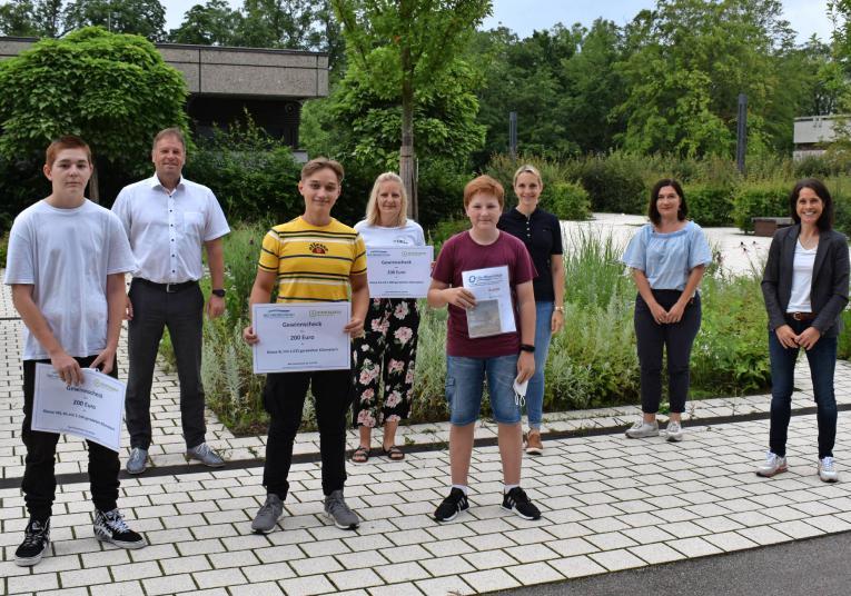 An der OKS (links) nahmen Nils Rosolski (Klasse 9c, vorn v.l.), Sebastian Ibrac (Klasse VKL RS) sowie Max Kegel (Klasse 6a) die Preise fürs Stadtradeln entgegen. An der OKS (links) nahmen Nils Rosolski (Klasse 9c, vorn v.l.), Sebastian Ibrac (Klasse VKL RS) sowie Max Kegel (Klasse 6a) die Preise fürs Stadtradeln entgegen.