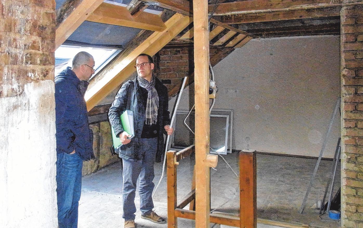 Vorsicht beim Altbaukauf: Werden substanzielle Schäden im Mauerwerk oder Dachstuhl zu spät erkannt, kann es richtig teuer werden. Foto: djd/Bauherren-Schutzbund e.V. Vorsicht beim Altbaukauf: Werden substanzielle Schäden im Mauerwerk oder Dachstuhl zu spät erkannt, kann es richtig teuer werden. Foto: djd/Bauherren-Schutzbund e.V.