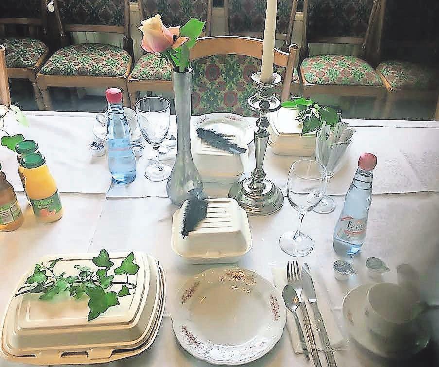Unter anderem serviert Sonja Käppler abgepackte Lunch-Pakete für Trauerfeiern. Dies entspricht den aktuellen Hygienerichtlinien. Unter anderem serviert Sonja Käppler abgepackte Lunch-Pakete für Trauerfeiern. Dies entspricht den aktuellen Hygienerichtlinien.