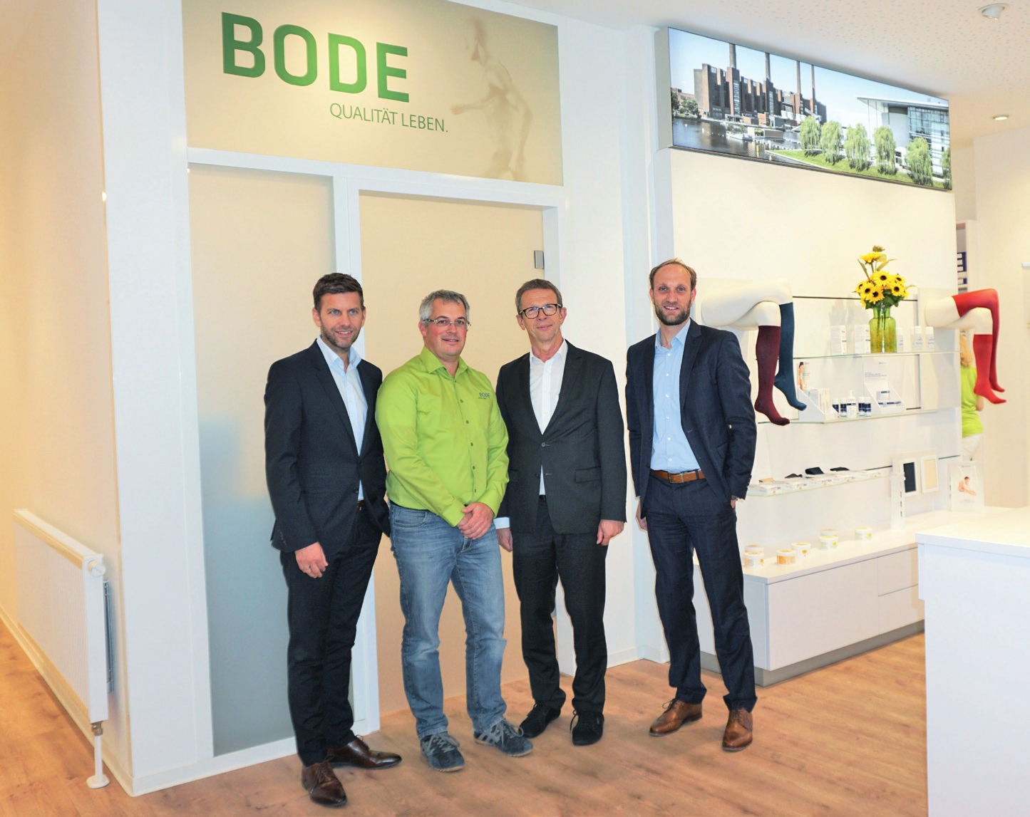 Von links: Wirtschaftsdezernent Dennis Weilmann, Tassilo Bode, Oberbürgermeister Klaus Mohrs, WMG-Geschäftsführer Jens Hofschröer. Fotos: WMG Wolfsburg Von links: Wirtschaftsdezernent Dennis Weilmann, Tassilo Bode, Oberbürgermeister Klaus Mohrs, WMG-Geschäftsführer Jens Hofschröer. Fotos: WMG Wolfsburg