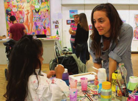 Die Künstler sprechen mit den Kindern ab, was sie malen können