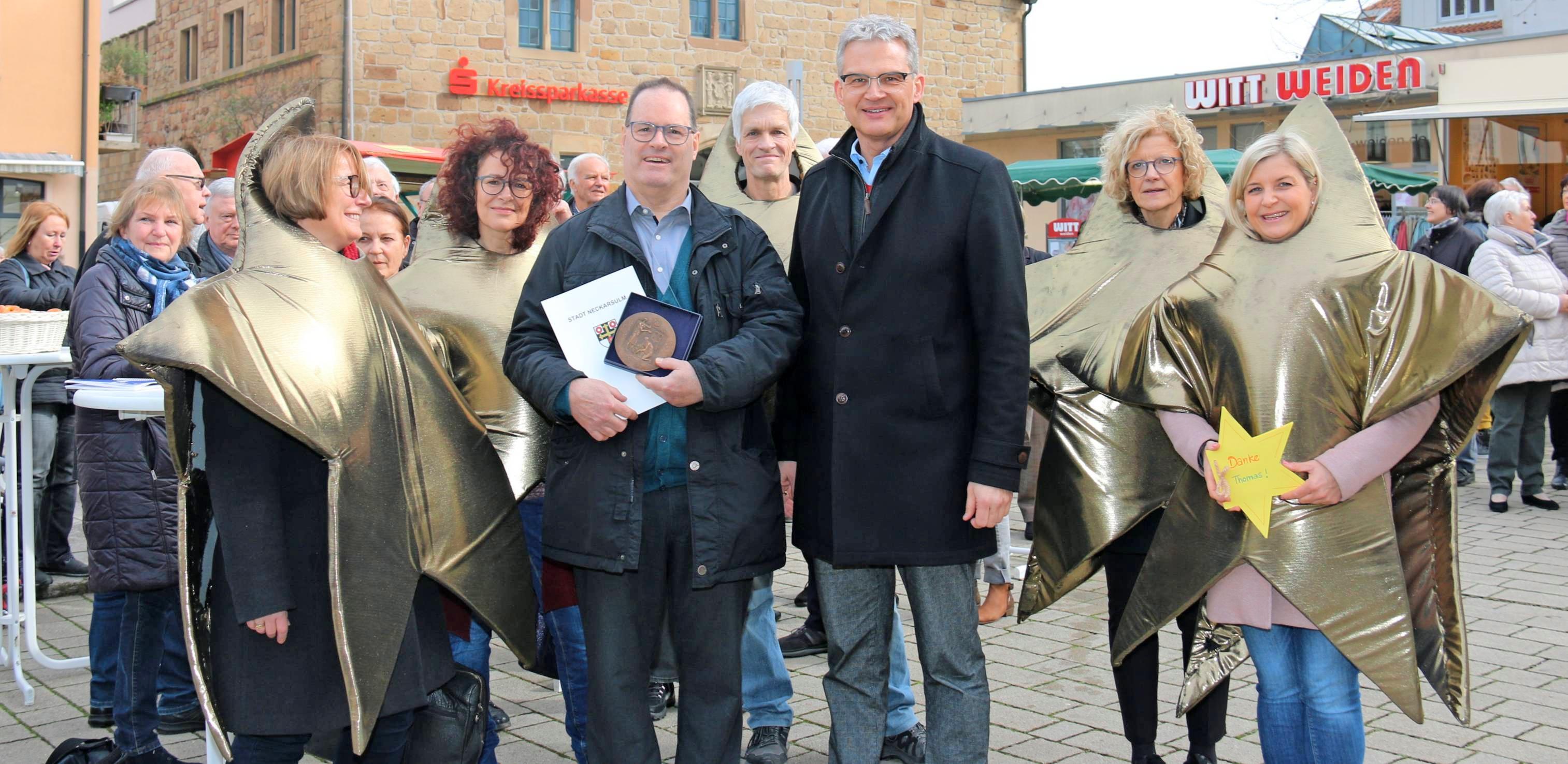 Thomas Diemer erhielt von OB Steffen Hertwig die Ehrenmedaille der Stadt. Mit dabei: Kuratoriumsmitglieder der Stiftung Starke Familien im Sternenkostüm. Foto: snp Thomas Diemer erhielt von OB Steffen Hertwig die Ehrenmedaille der Stadt. Mit dabei: Kuratoriumsmitglieder der Stiftung Starke Familien im Sternenkostüm. Foto: snp