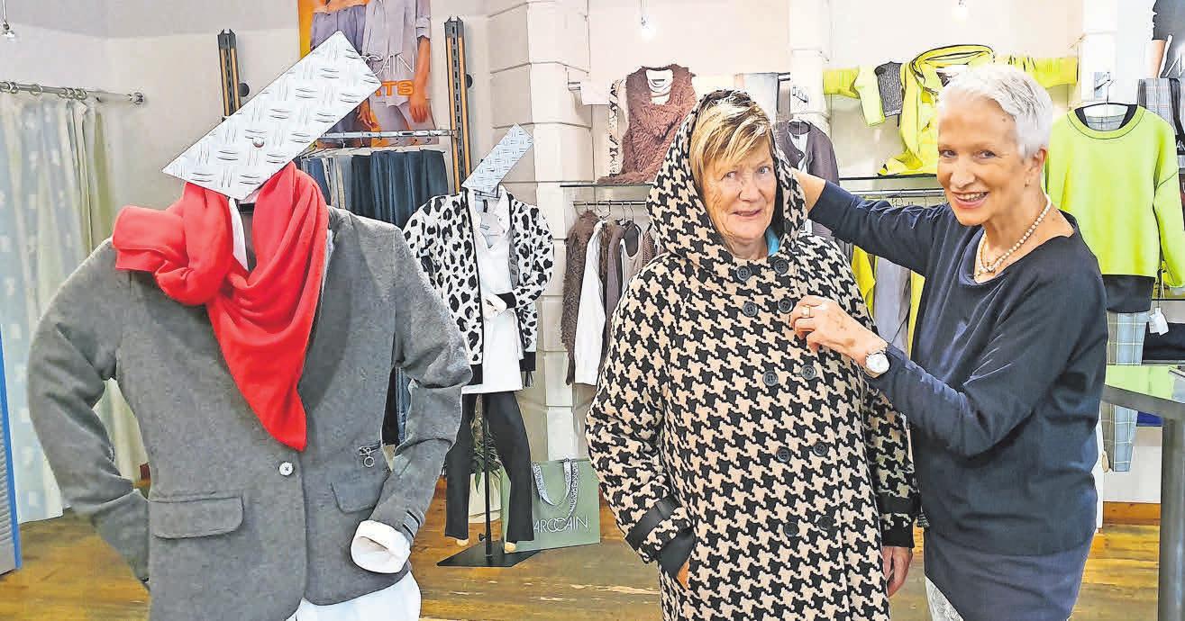 Beraten wie von einer Freundin: Christine Oberheide mit Doris Schröder im neuen Mantel von Creenstone. Beraten wie von einer Freundin: Christine Oberheide mit Doris Schröder im neuen Mantel von Creenstone.
