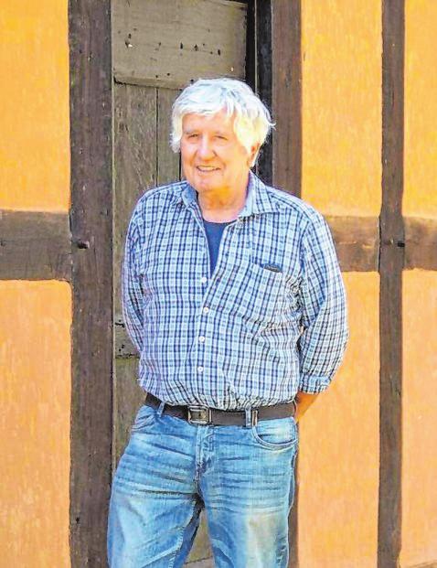 An der „Wendener Hütte“, wo er in traditioneller Weise den Lehmputz erneuert hat: Edgar Rüb, der morgen seit 50 Jahren Maurermeister und genau so lange auch selbstständig ist. Fotos: privat An der „Wendener Hütte“, wo er in traditioneller Weise den Lehmputz erneuert hat: Edgar Rüb, der morgen seit 50 Jahren Maurermeister und genau so lange auch selbstständig ist. Fotos: privat