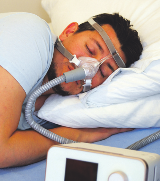 Bei der CPAP-Therapie tragen Schlafapnoe-Patienten eine spezielle Maske, die die Atemwege wirkungsvoll offen hält Bild: Ridvan/adobe.com Bei der CPAP-Therapie tragen Schlafapnoe-Patienten eine spezielle Maske, die die Atemwege wirkungsvoll offen hält Bild: Ridvan/adobe.com