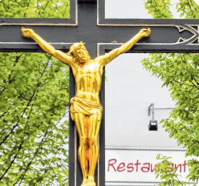 Priel macht auch Vergoldearbeiten und fasst (bemalt) Heiligenfiguren. Foto: su Priel macht auch Vergoldearbeiten und fasst (bemalt) Heiligenfiguren. Foto: su