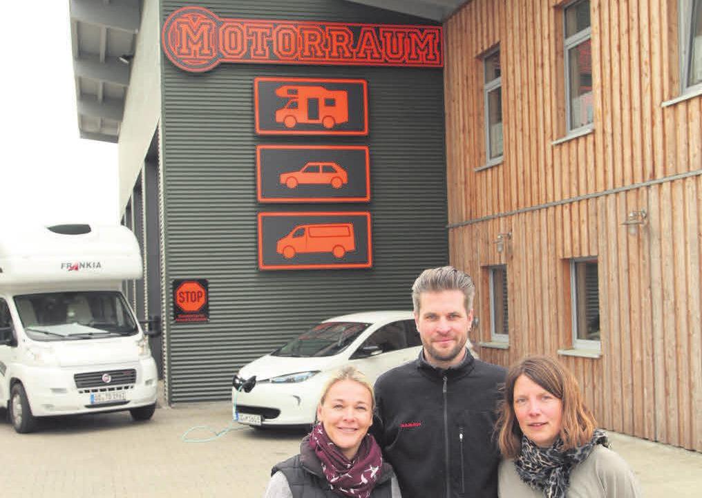 Kathrin Weber (v.r), Hinrich Weber und Kristin Bremer sind in der Werkstatt „MotorRaum“ erste Ansprechpartner.Foto: jhp Kathrin Weber (v.r), Hinrich Weber und Kristin Bremer sind in der Werkstatt „MotorRaum“ erste Ansprechpartner.Foto: jhp