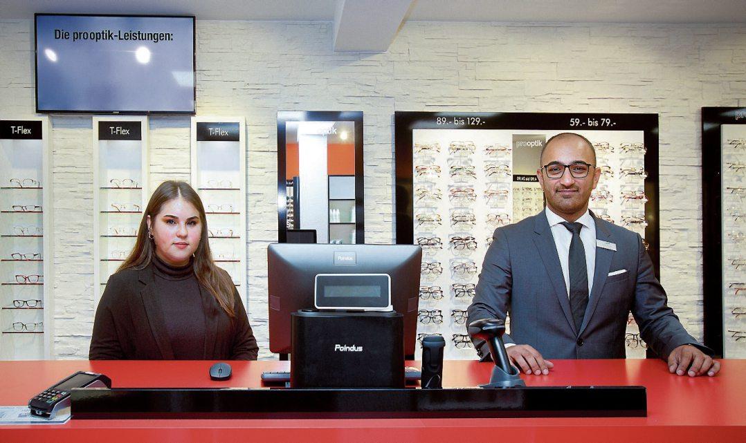 Niederlassungsleiter Sinan Ercik und Ceyda Kurt im neuen pro optik in Rottenburg. Bilder: Erich Sommer