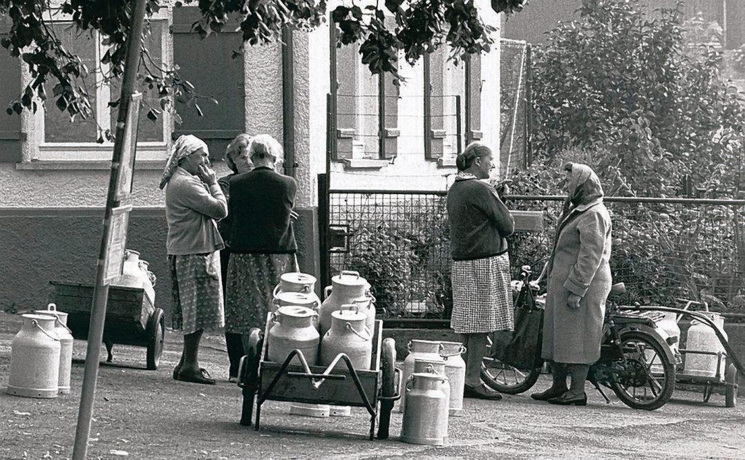 Vergangene Zeiten: Morgendliche Milchabgabe beim Milchhaus Belsen (o.),