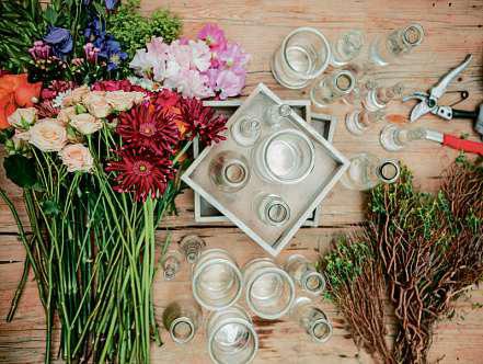In kleinen Vasen lassen sich Blumen schön auf einem Tablett für den Tisch arrangieren. FOTO: 1000 GUTE GRÜNDE