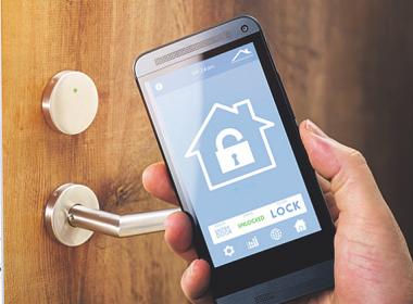 Ein WLAN-Schloss kann per Smartphone gesteuert werden Bild: AA+W/adobe stock.com Ein WLAN-Schloss kann per Smartphone gesteuert werden Bild: AA+W/adobe stock.com