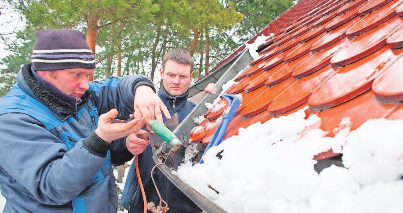 Bei der Auswahl des Schneefangsystems berät der Fachhandwerker die Hausbesitzer. Außerdem wissen die Experten genau, an welchen Stellen der Dachunterkonstruktion eine sichere Befestigung möglich ist. Foto: bdh/dpa Bei der Auswahl des Schneefangsystems berät der Fachhandwerker die Hausbesitzer. Außerdem wissen die Experten genau, an welchen Stellen der Dachunterkonstruktion eine sichere Befestigung möglich ist. Foto: bdh/dpa