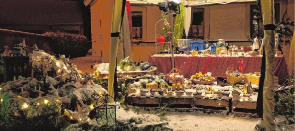 Die Dorfvereine von Kleinmünster laden am Sonntag, 8. Dezember, zum Nikolausmarkt am Gemeindehaus ein. Der Markt wird um 13 Uhr eröffnet. Um 15 Uhr gibt es eine Märchenstunde für Kinder. Ab 16.30 Uhr spielen die Riedbachtaler weihnachtliche Stücke. Christkind, Nikolaus und Knecht Rupprecht kommen gegen 17.30 Uhr. Geboten wird vorweihnachtlicher Budenzauber vor traumhafter Kulisse. Auch Hobbybastler stellen aus. FOTO: RAINER BECKERT Die Dorfvereine von Kleinmünster laden am Sonntag, 8. Dezember, zum Nikolausmarkt am Gemeindehaus ein. Der Markt wird um 13 Uhr eröffnet. Um 15 Uhr gibt es eine Märchenstunde für Kinder. Ab 16.30 Uhr spielen die Riedbachtaler weihnachtliche Stücke. Christkind, Nikolaus und Knecht Rupprecht kommen gegen 17.30 Uhr. Geboten wird vorweihnachtlicher Budenzauber vor traumhafter Kulisse. Auch Hobbybastler stellen aus. FOTO: RAINER BECKERT