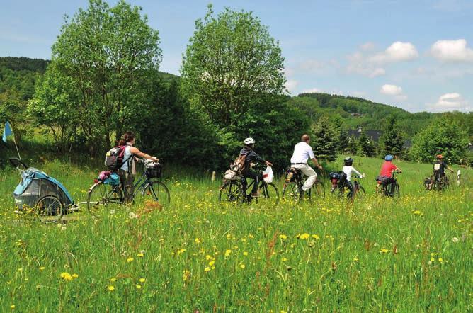 Ob spannende Erlebnisse auf Burg Windeck (oben) oder eine Radtour durch die Siegauen – für Familien hat die Region viel zu bieten. Foto: Delia Sedlmeier / Naturregion Sieg Ob spannende Erlebnisse auf Burg Windeck (oben) oder eine Radtour durch die Siegauen – für Familien hat die Region viel zu bieten. Foto: Delia Sedlmeier / Naturregion Sieg