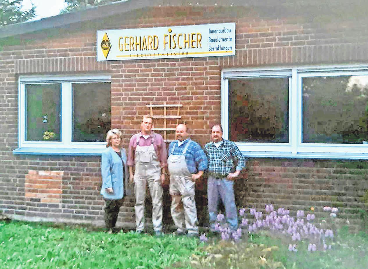 Die Tischlerei zum 10-jährigen Jubiläum, 2001. Hier im Hintergrund zu sehen: Ein Teil der Werkstatt und das Büro in Haimar. Die Tischlerei zum 10-jährigen Jubiläum, 2001. Hier im Hintergrund zu sehen: Ein Teil der Werkstatt und das Büro in Haimar.