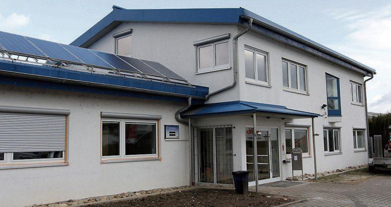 Neues Domizil für die Orthopädiepraxis Leichtle: die Maieräckerstraße 1. Prof. Dr. med. Ulf Leichtle und Dr. med. Carmen Leichtle im Eingangsbereich vor dem Empfangstresen. Der Behandlungsraum für die wirbelsäulennahe Infiltration. Bilder: Uhland2