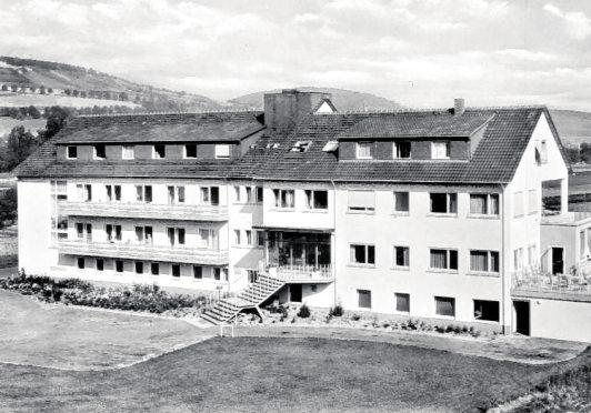 Die Kliniken Dr. Vötisch einst und heute: 1961 wurde das Haus Franken errichtet.