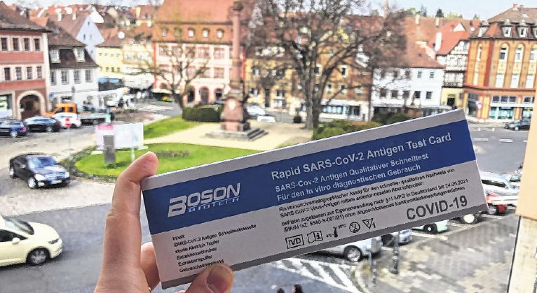 Corona-Selbsttest sind in Apotheken, Drogerien und dem Supermarkt erhältlich. Corona-Selbsttest sind in Apotheken, Drogerien und dem Supermarkt erhältlich.