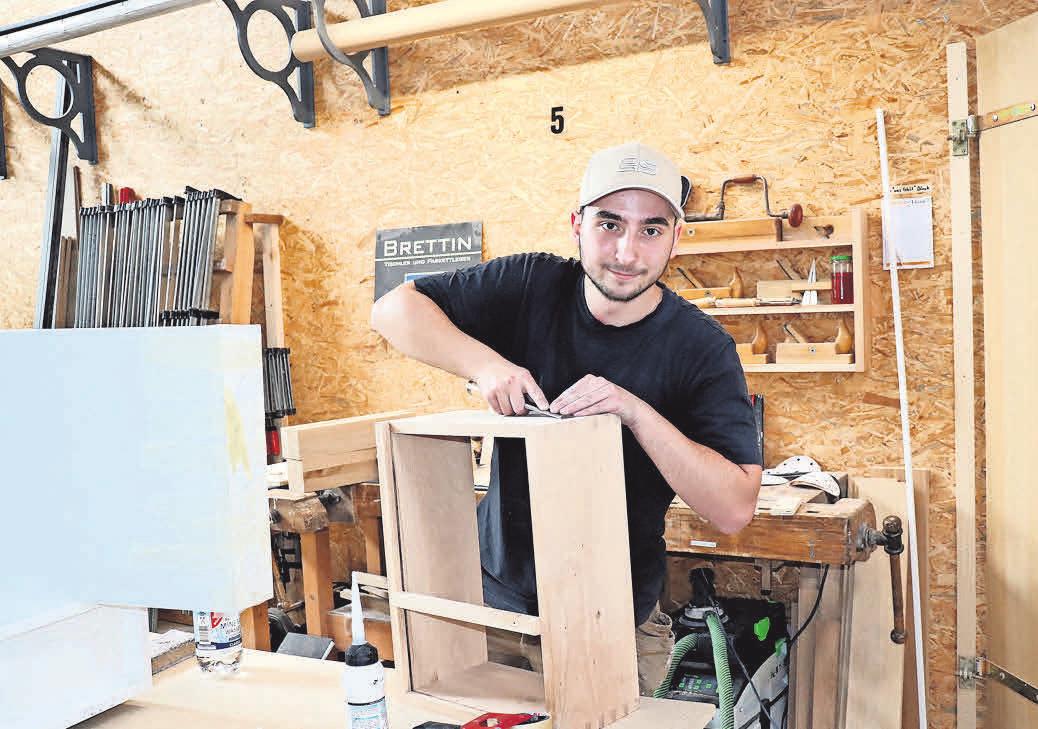 In der Werkstatt arbeitet der Auszubildende Denis Regel an seinem Gesellenstück, einem Sessel. In der Werkstatt arbeitet der Auszubildende Denis Regel an seinem Gesellenstück, einem Sessel.
