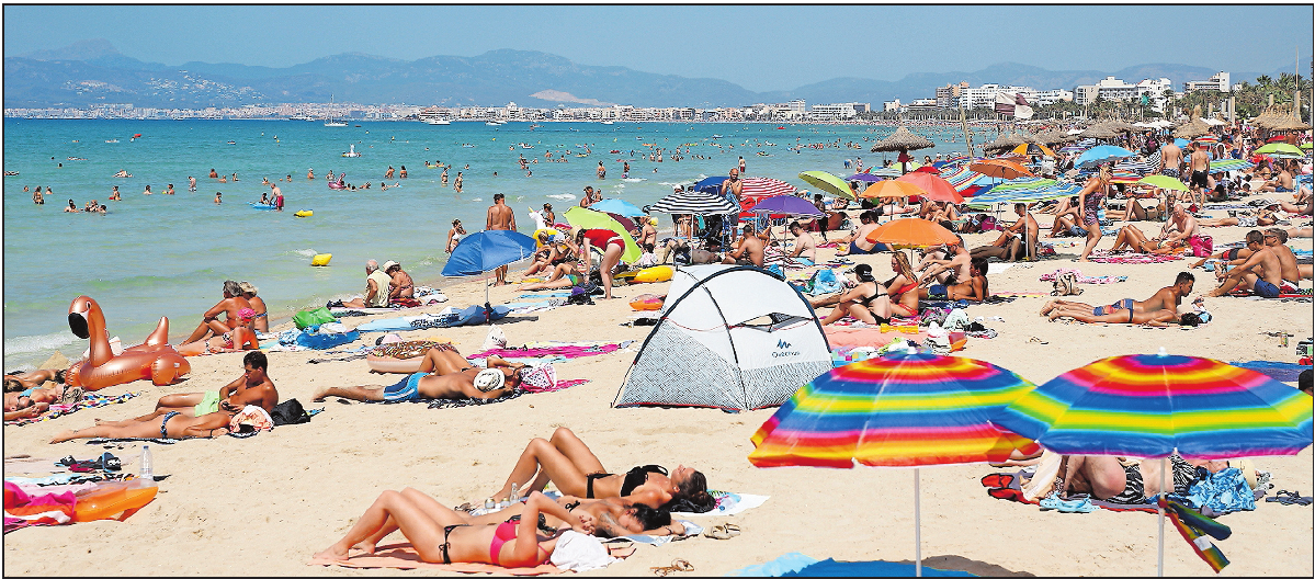 Eins der Hauptziele für deutsche Touristen während der Sommersaison: Ein Strand auf der Balearen-Insel Mallorca. FOTO: CLARAMARGAIS/DPA Eins der Hauptziele für deutsche Touristen während der Sommersaison: Ein Strand auf der Balearen-Insel Mallorca. FOTO: CLARAMARGAIS/DPA