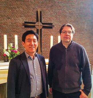 Pastor Kim (li.) und Pastor Hoppe pflegen einen lebendigen Austausch Foto: privat / mf