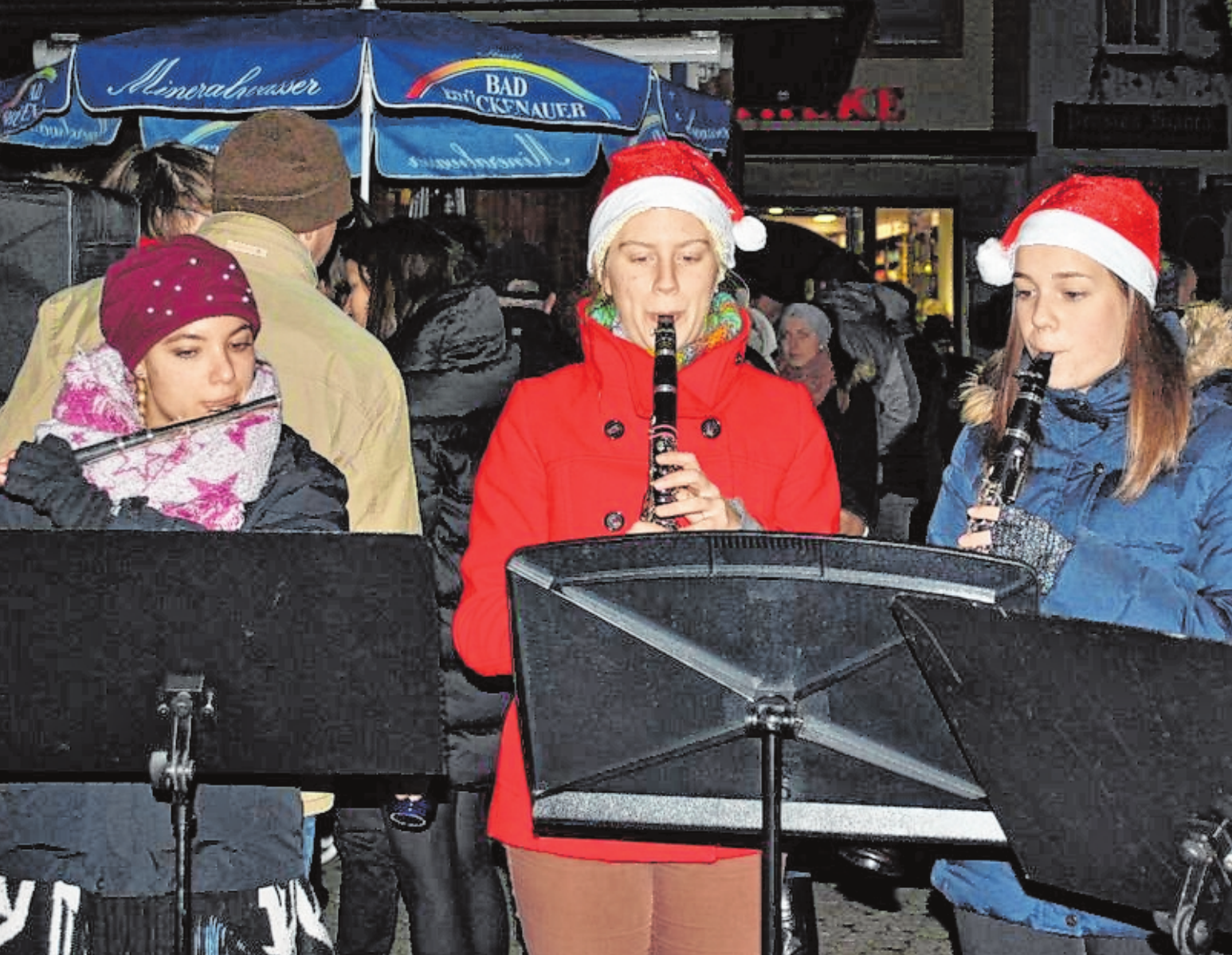 Sich Zeit nehmen und Ausspannen – das kann man beim Winterzauber in Bad Königshofen. Vorweihnachtliche Musik mit dem Musikverein Merkershausen gehört zur festlichen Stimmung natürlich dazu. FOTOS: REGINA VOSSENKAUL Sich Zeit nehmen und Ausspannen – das kann man beim Winterzauber in Bad Königshofen. Vorweihnachtliche Musik mit dem Musikverein Merkershausen gehört zur festlichen Stimmung natürlich dazu. FOTOS: REGINA VOSSENKAUL