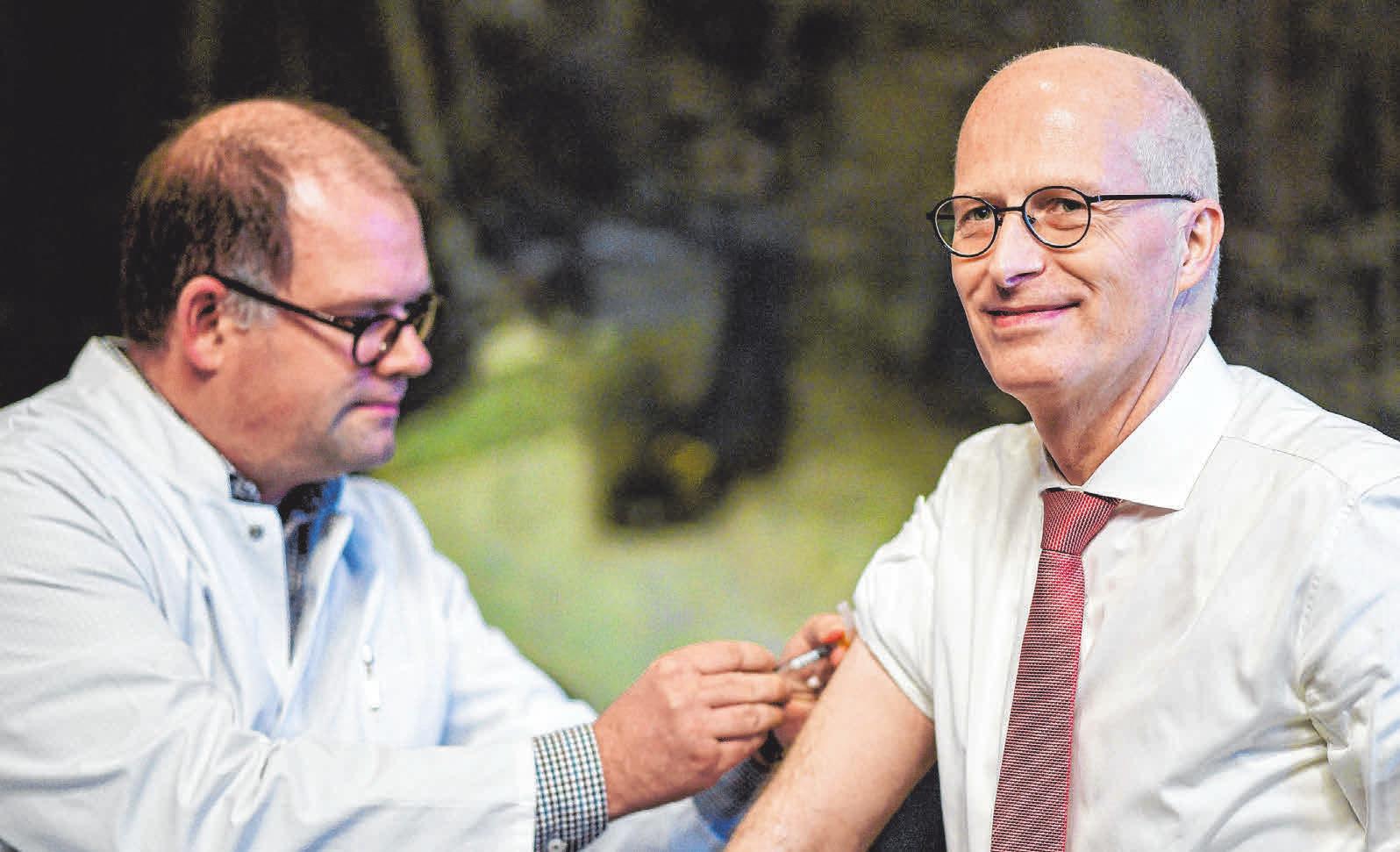 Gerade ältere Menschen sollten sich impfen lassen. FOTO: DPA/AXEL HEIMKEN Gerade ältere Menschen sollten sich impfen lassen. FOTO: DPA/AXEL HEIMKEN
