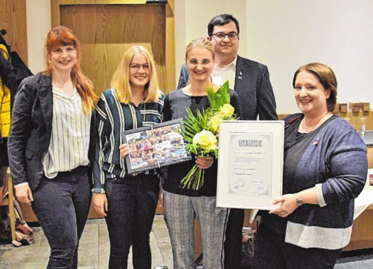 Verleihung der silbernen Juniorennadel an Barbara Gutmann (von links nach rechts) Bernadette Köth, Eva Kirchner, Barbara Gutmann, Steffen Zink und Christine Oßwald. Verleihung der silbernen Juniorennadel an Barbara Gutmann (von links nach rechts) Bernadette Köth, Eva Kirchner, Barbara Gutmann, Steffen Zink und Christine Oßwald.