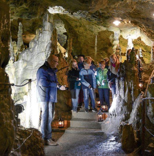 Die Nebelhöhle ist eine Tropfsteinhöhle mit beeindruckenden Stalagmiten, Stalaktiten und Stalagnaten. Bild: Gemeinde Sonnenbühl Die Nebelhöhle ist eine Tropfsteinhöhle mit beeindruckenden Stalagmiten, Stalaktiten und Stalagnaten. Bild: Gemeinde Sonnenbühl