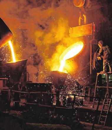 Der Schmelzbetrieb besteht aus insgesamtacht Induktionsöfen. Der Schmelzbetrieb besteht aus insgesamtacht Induktionsöfen.