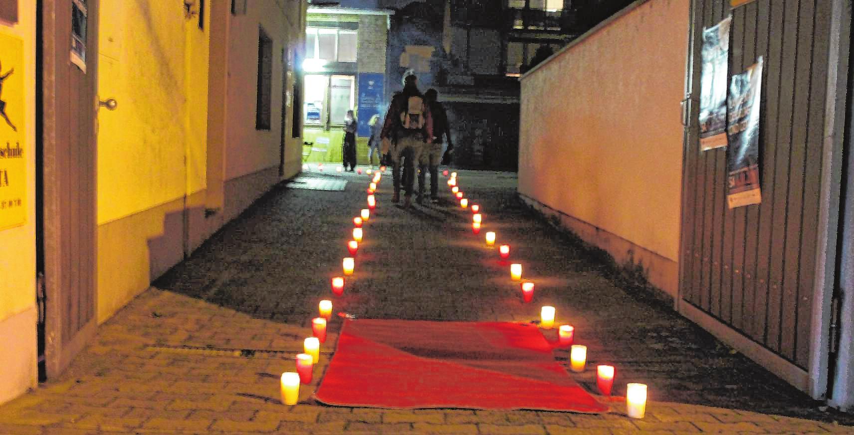 Der rote Teppich und die Lichter sind zwei der Erkennungszeichen der teilnehmende Geschäfte für Besucher in der „Langen Nacht der Kunst und Genüsse“. Kleine Zierbäumchen bilden das Dritte. BILD MS Der rote Teppich und die Lichter sind zwei der Erkennungszeichen der teilnehmende Geschäfte für Besucher in der „Langen Nacht der Kunst und Genüsse“. Kleine Zierbäumchen bilden das Dritte. BILD MS