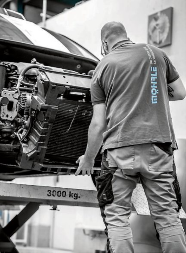 Aus dem Ein-Mann Lackierfachbetrieb entwickelte sich ein hoch spezialisierter Lackier - und Karosseriefachbetieb mit acht Mitarbeitern. „Unser Ziel ist es, dass der Kunde so wenig wie möglich durch den Unfall, die Reparatur und all deren Folgen belastet wird“, so Christopher Marschner, kaufmännischer Leiter bei Möhrle. Aus dem Ein-Mann Lackierfachbetrieb entwickelte sich ein hoch spezialisierter Lackier - und Karosseriefachbetieb mit acht Mitarbeitern. „Unser Ziel ist es, dass der Kunde so wenig wie möglich durch den Unfall, die Reparatur und all deren Folgen belastet wird“, so Christopher Marschner, kaufmännischer Leiter bei Möhrle.