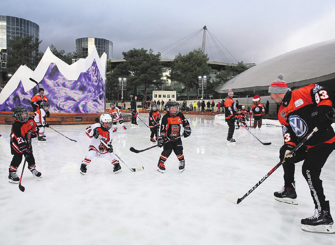Wolfsburgs Eishockey-Profis und die YoungGrizzlys zeigten Kindern in den Autostadt wie auf dem Eis gespielt wird. Foto: Mario Westphal/Autostadt/ Wolfsburgs Eishockey-Profis und die YoungGrizzlys zeigten Kindern in den Autostadt wie auf dem Eis gespielt wird. Foto: Mario Westphal/Autostadt/