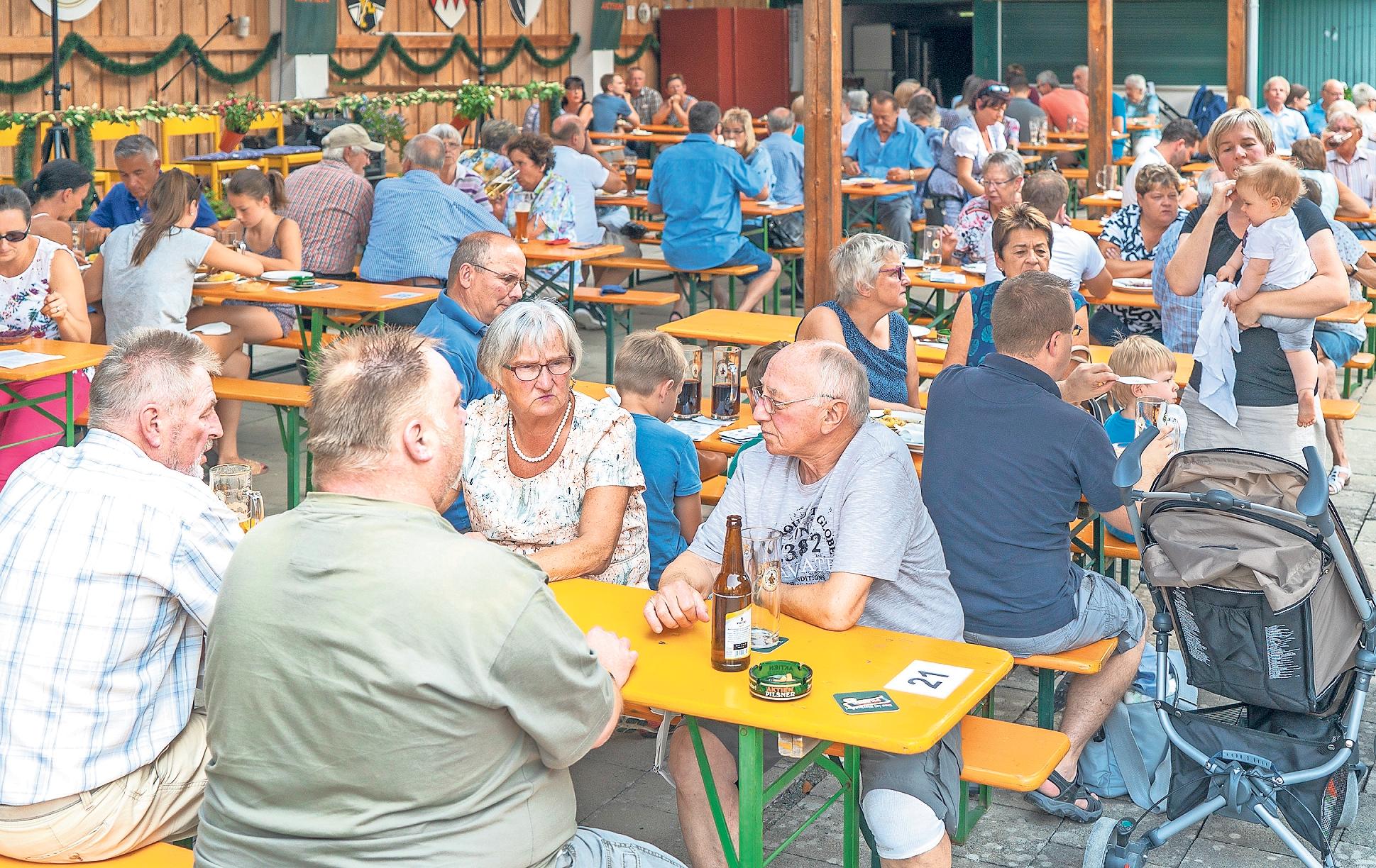 In dem überdachten Biergarten des Reservistenheims lässt es sich an den fünf Kerwatagen gut feiern. Foto: Andreas Harbach In dem überdachten Biergarten des Reservistenheims lässt es sich an den fünf Kerwatagen gut feiern. Foto: Andreas Harbach