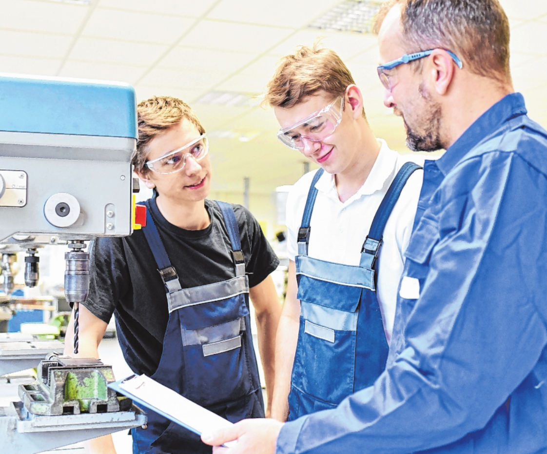 Viele Lehrlinge starten bald in die Ausbildung. Wer bis jetzt keine Lehrstelle gefunden hat, muss nicht aufgeben, denn es gibt noch offene Stellen und Möglichkeiten. FOTO: GETTY IMAGES Viele Lehrlinge starten bald in die Ausbildung. Wer bis jetzt keine Lehrstelle gefunden hat, muss nicht aufgeben, denn es gibt noch offene Stellen und Möglichkeiten. FOTO: GETTY IMAGES