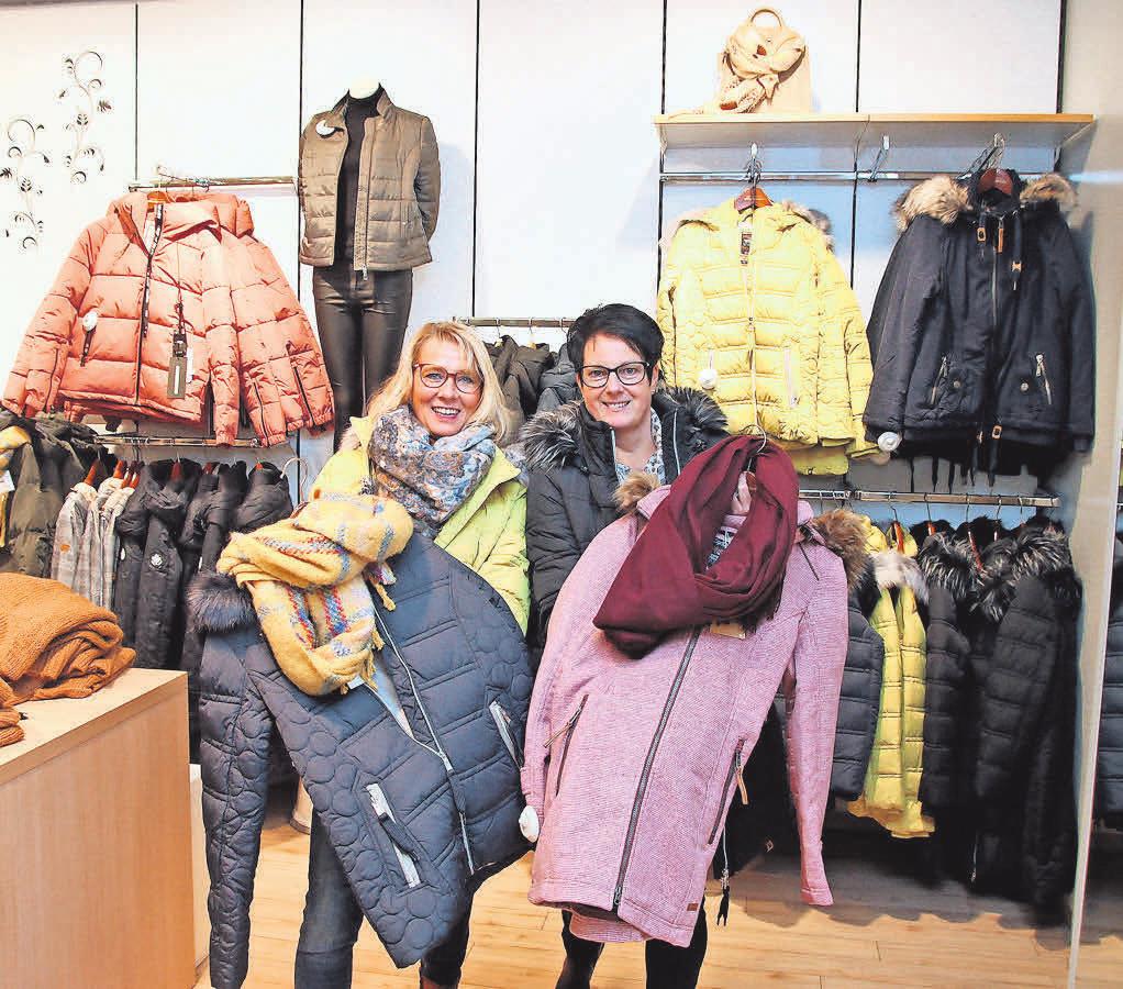 Ilona Gürtel (rechts) und Ulrike Demmer zeigen, dass auch die dunkle Jahreszeit durchaus ihren Reiz hat – mit den modischen Winterjacken von Khujo und s’questo. Foto: Kneipp-Schreiber Ilona Gürtel (rechts) und Ulrike Demmer zeigen, dass auch die dunkle Jahreszeit durchaus ihren Reiz hat – mit den modischen Winterjacken von Khujo und s’questo. Foto: Kneipp-Schreiber