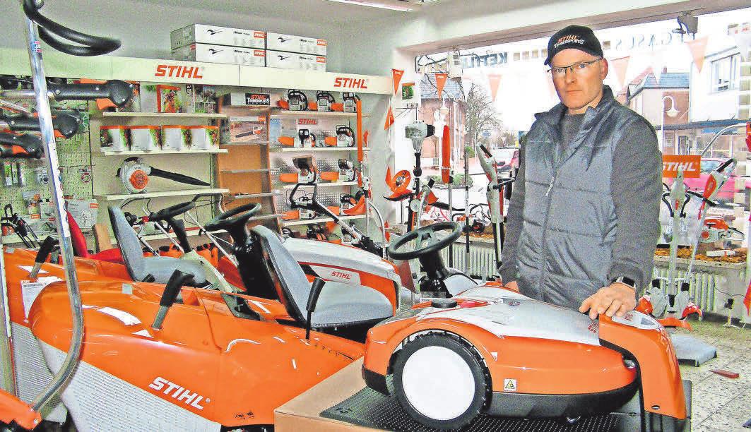 Mirko Denker-Gosch, Inhaber von Zweirad Wöllert, empfiehlt das aktuelle Sortiment an Gartengeräten aus dem Hause Stihl. . Foto: BG Mirko Denker-Gosch, Inhaber von Zweirad Wöllert, empfiehlt das aktuelle Sortiment an Gartengeräten aus dem Hause Stihl. . Foto: BG