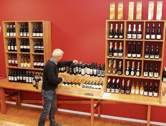 Die bewährten Mattheis-Weine gibt es auch in den neuen Räumen zu kaufen. Das Sortiment an Spirituosen, besonders Gin, wird deutlich ausgebaut, das gilt ebenso für Feinschmeckerprodukte. Die bewährten Mattheis-Weine gibt es auch in den neuen Räumen zu kaufen. Das Sortiment an Spirituosen, besonders Gin, wird deutlich ausgebaut, das gilt ebenso für Feinschmeckerprodukte.