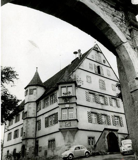 Georg VII., Freiherr von Ow zu Hirrlingen, hatte 1557 das Wasserschloss mit Graben, Weiher, Zwinger und Zugbrücke im Renaissancestil errichten lassen. Archivbild: Peter Blunck Georg VII., Freiherr von Ow zu Hirrlingen, hatte 1557 das Wasserschloss mit Graben, Weiher, Zwinger und Zugbrücke im Renaissancestil errichten lassen. Archivbild: Peter Blunck