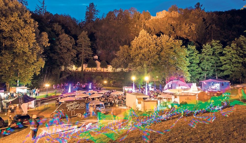 Besonders am Abend hat das Sommerparkfest eine stimmungsvolle Atmosphäre. Besonders am Abend hat das Sommerparkfest eine stimmungsvolle Atmosphäre.